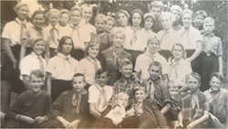 За годы пионерии депутат Камшилов (в первом ряду слева) получил много грамот и участвовал в мероприятиях 