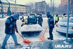 В Тюмени рабочие вышли на уборку с лопатами 