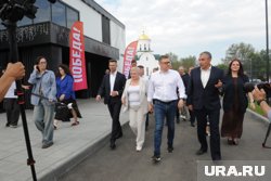 Алексей Текслер (в центре) прибыл на открытие Дома культуры