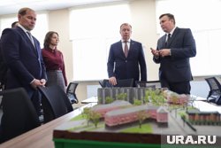 Алексей Орлов (в центре) проверил, как отремонтировали школу