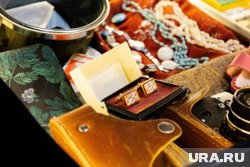 Драгоценности мужчина заложил и проиграл 