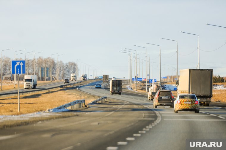 Грузовикам и автобусам временно запретили выезд на трассу М-5 в Челябинской области из-за снега