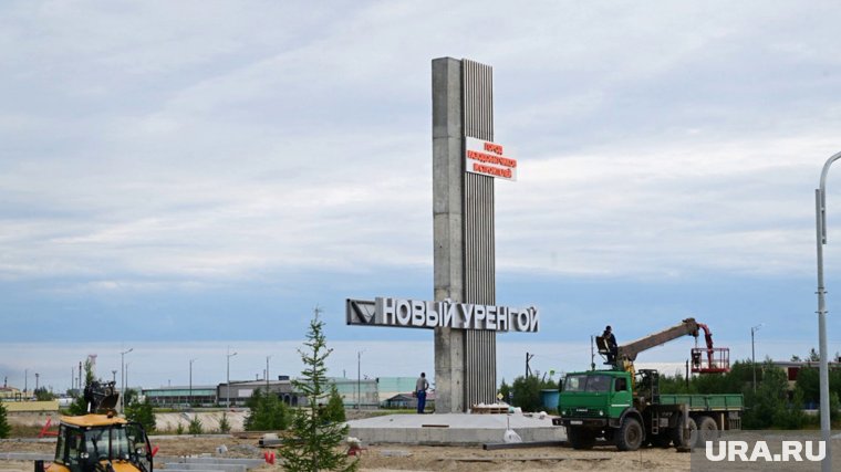 Стелу установили недалеко от аэропорта Нового Уренгоя 