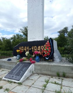 Памятник в Островке