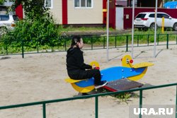 Девочки на детской площадке в Надыме запугивают детей