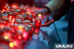Надпись «80 лет Победы!» выложили из 1300 лампадок в Салехарде