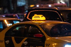 Большинство таксистов в регионе устроены как самозанятые