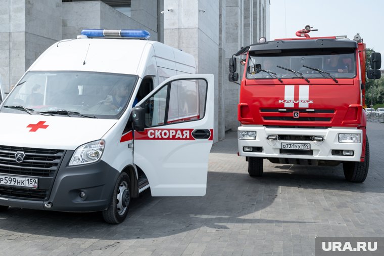 У супермаркета стоят машины скорой помощи и пожарной бригады