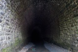 Летом в тоннеле скапливается вода, поэтому ходить в него лучше зимой