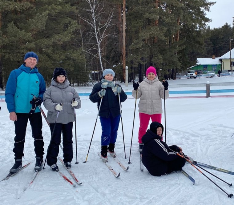 Гвоздев (крайний справа) покатался на лыжах