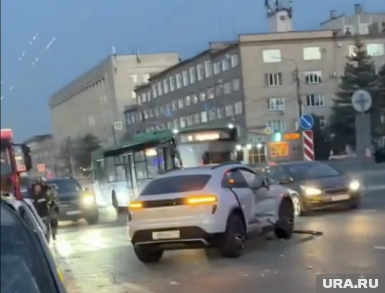 Удар пришелся в правую сторону Porsche Macan