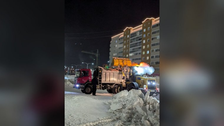 Демонтаж снежной горки в Новом Уренгое