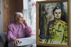 Вдова Алексея Береста рядом с его портретом