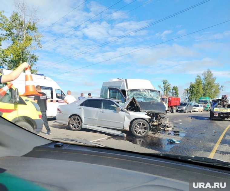 В Амурской области пассажирский автобус влетел в легковушку