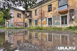 Вода к аварийному дому стекается со всех сторон во время ливней
