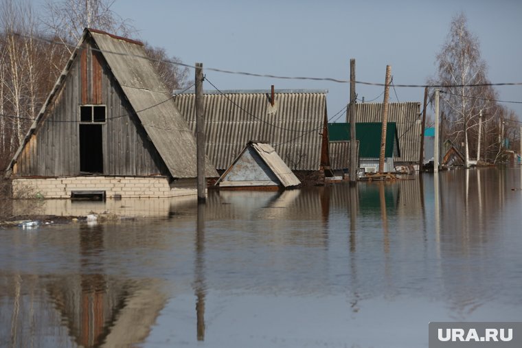 Из-за паводка в Тюменской области пострадали сотни домов 