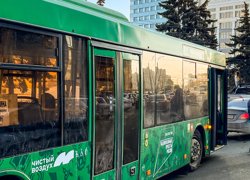 Автобус пересек перекресток, выехал на тротуар и газон (архивное фото)