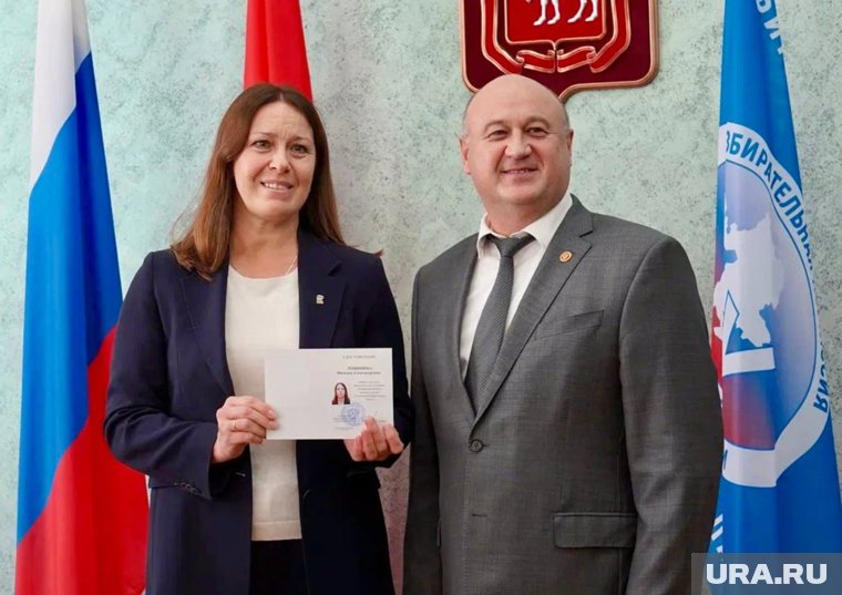 Евгений Голицын вручил мандат экс-главе Коркинского района Наталье Лощининой