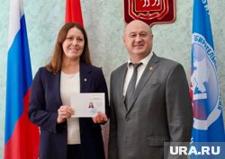 Евгений Голицын вручил мандат экс-главе Коркинского района Наталье Лощининой