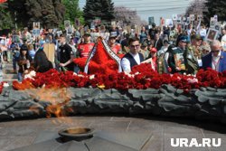 Шествие завершилось возложением цветом к мемориалу «Вечный огонь»