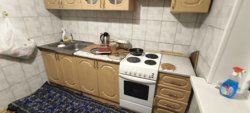 На кухне у семьи нет обеденного стола и стульев, только мат для сидения 