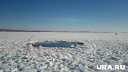 Утонувший УАЗ достали из проруби курганского озера