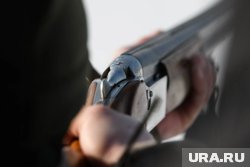 Мужчины с охотничьим ружьем напали на работника пункта металлоприема
