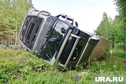 На трассе столкнулись два большегруза и три легковых автомобиля