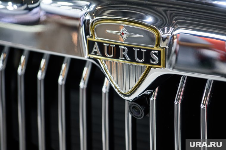 Кремлевская парковка заставлена авто Aurus