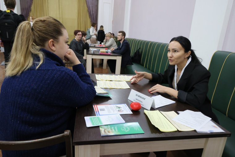 Участники мероприятия могли получить консультации юристов и психологов, пообщаться с врачами по медицинской профилактике