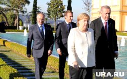 Это уже не первый раз, когда Эрдоган на публике взаимодействует с Макроном подобным образом (архивное фото)