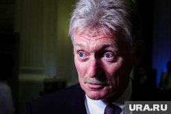 Песков уже 10 лет носит георгиевскую ленточку на сумке
