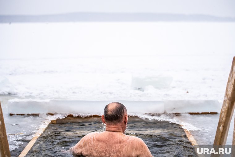 Вместо купания в иордани верующие смогут набрать Крещенскую воду в храмах