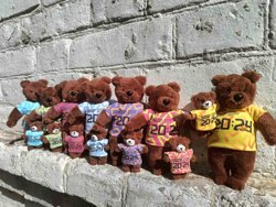 Игрушки одевают в футболки с пермской символикой или местных мероприятий