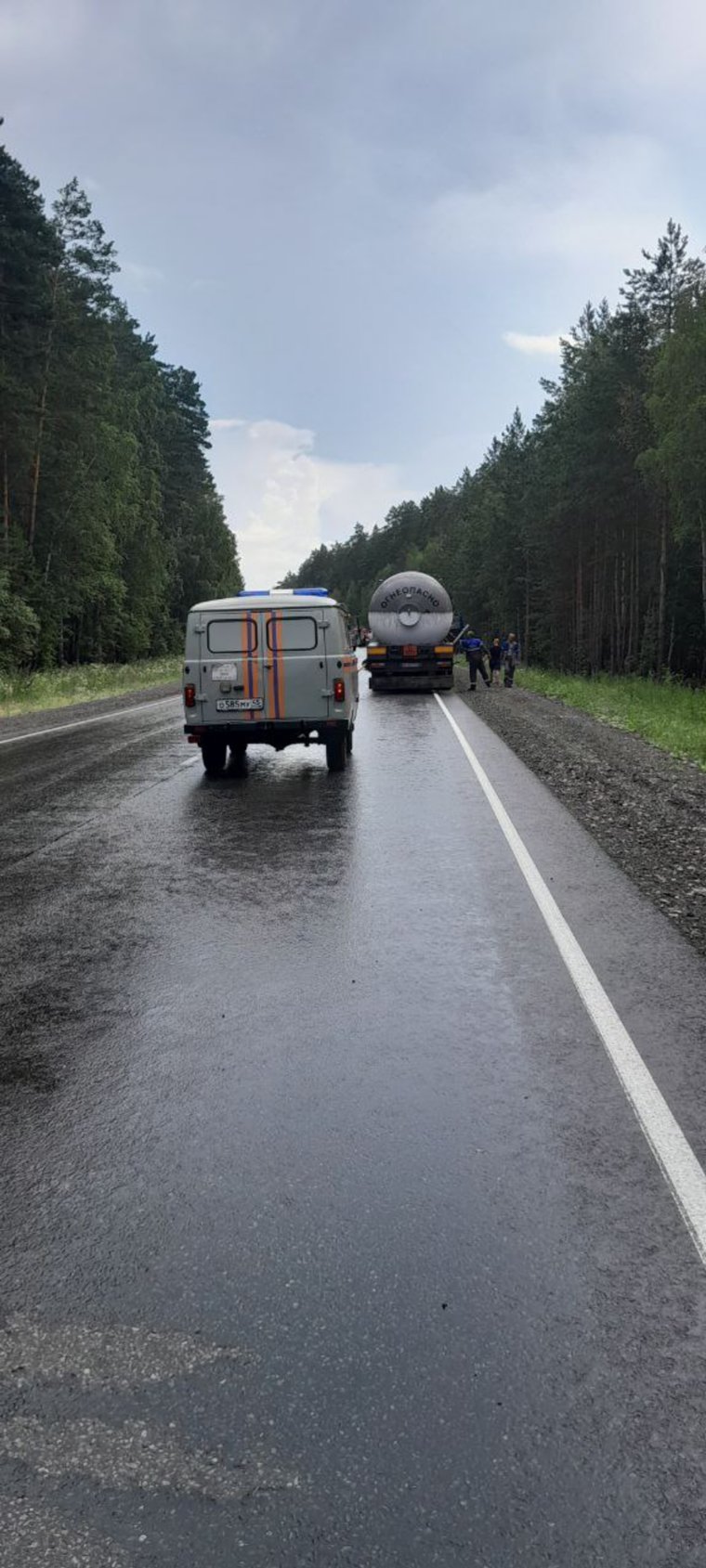 Автомобиль после происшествия перегнали в поле, где откачали из цистерны газ