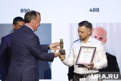 Алексей Орлов вручил статуэтку победителю в номинации «Народный выбор»