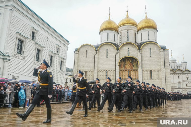 Чеканить шаг, тянуть носок новобранцам предстоит еще 11 месяцев службы в Президентском полку