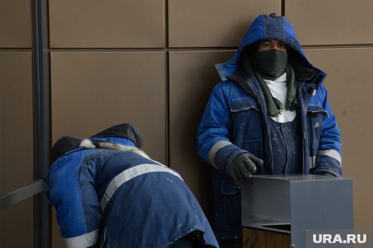 Чтобы работать легально иностранцам придется платить больше