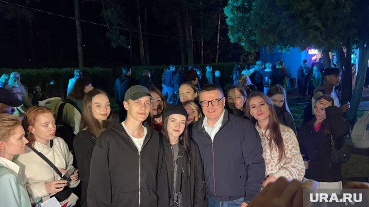 Алексей Текслер сделал фото с лучшими выпускниками региона