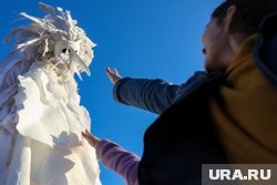 Коллектив из соседнего города позиционирует себя как команду профессиональных мимов, ходулистов, артистов перформанса