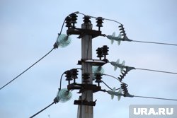 В результате аварии бетонный столб упал на авто