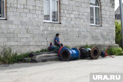 Около домов цыган собраны куча металлических предметов 