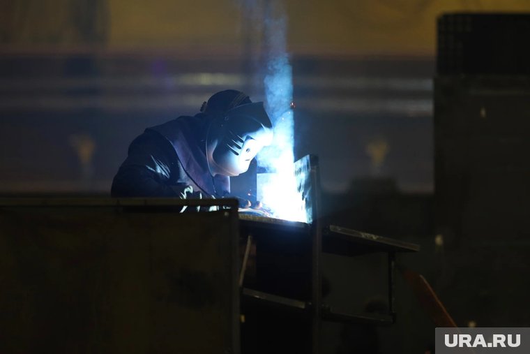На «Курганстальмосте» 14 работников внесли на Доску почета