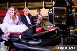 Собчак и Богомолов приехали в ЗАГС на катафалке