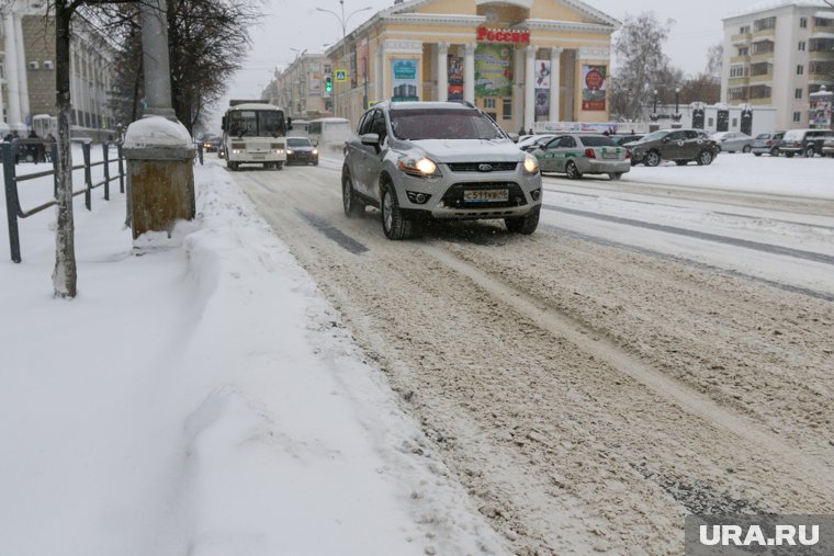 В Курганской области усложнились условия дорожного движения из-за снегопада 6 марта