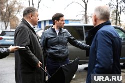 Алексей Лошкин (в центре) ждет доклад об устранении нарушений к понедельнику