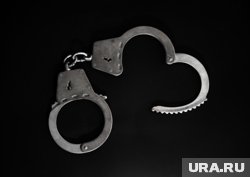 Женщина достала наручники из бардачка и приковала себя к рулю