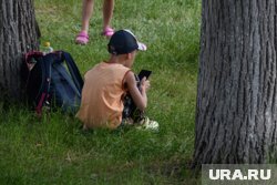 Большинство жителей УрФО обучает детей основам безопасного поведения в сети с появлением первого смартфона