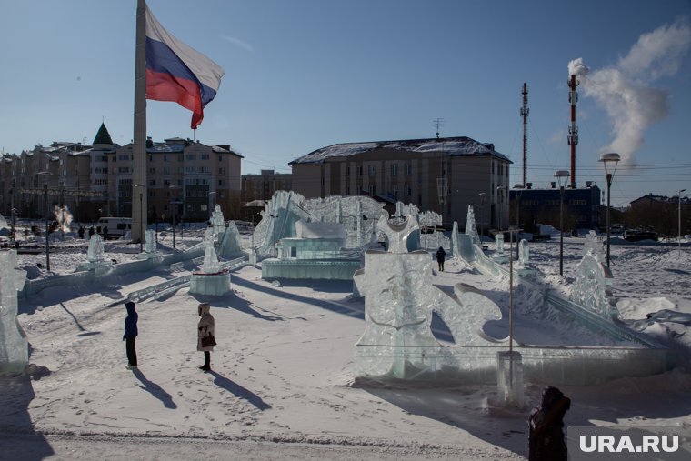 Ледовые фигуры в Салехарде таят из-за потепления