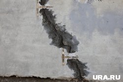 В ходе обследования было зафиксировано критическое состояние крыши, кровли и стен дома